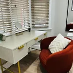 East London 2 Bed Garden Flat! 1 Min From Station!