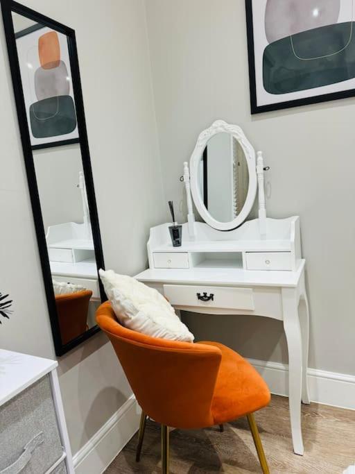 East London 2 Bed Garden Flat! 1 Min From Station! Apartment London