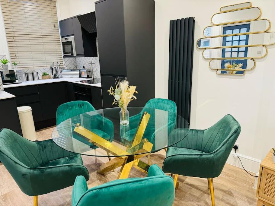 East London 2 Bed Garden Flat! 1 Min From Station! Apartment