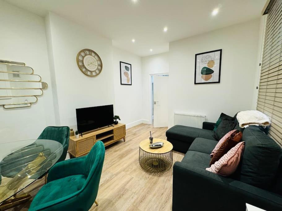 East London 2 Bed Garden Flat! 1 Min From Station!