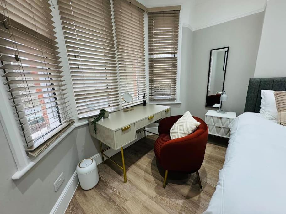 Apartment East London 2 Bed Garden Flat! 1 Min From Station!