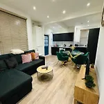 East London 2 Bed Garden Flat! 1 Min From Station!