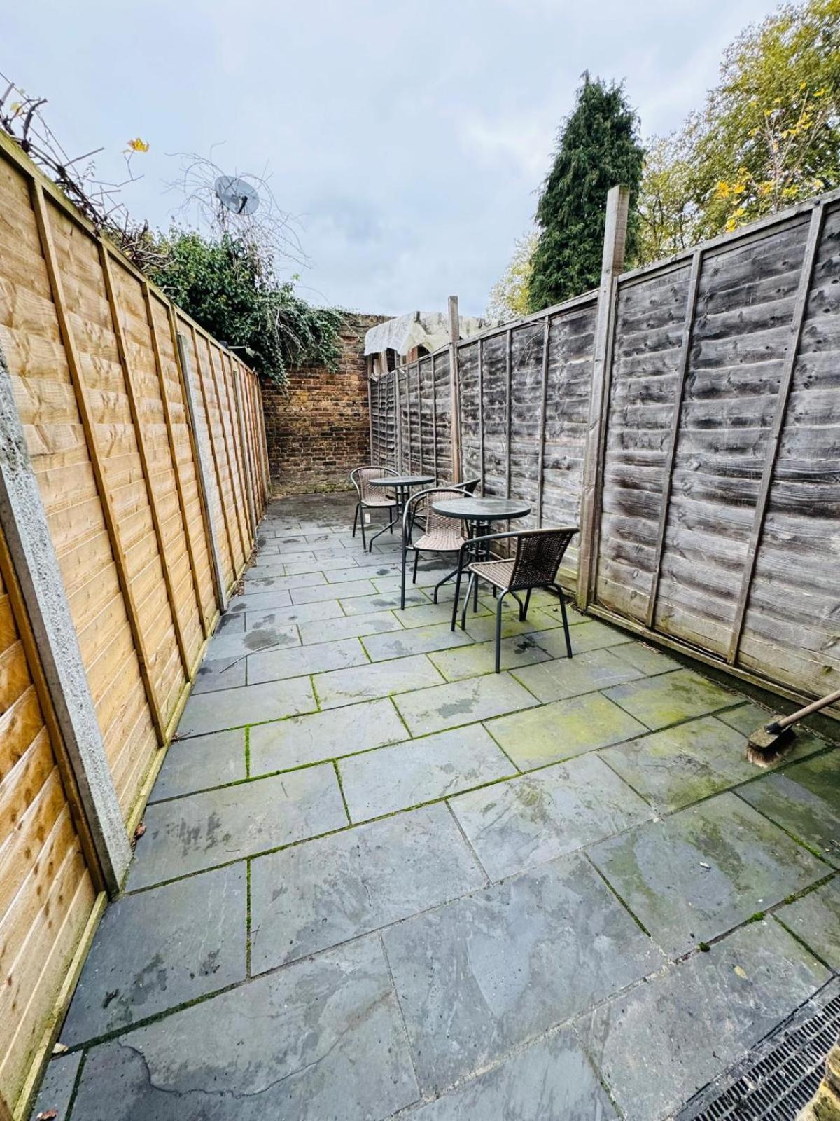 East London 2 Bed Garden Flat! 1 Min From Station!