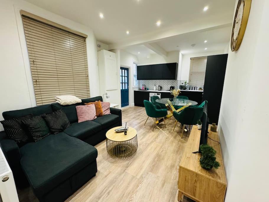 East London 2 Bed Garden Flat! 1 Min From Station! * London