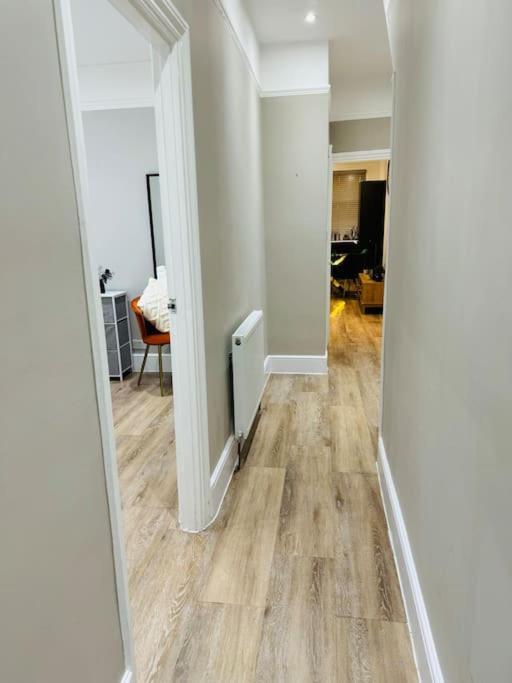 East London 2 Bed Garden Flat! 1 Min From Station! Apartment *