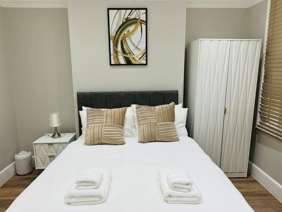 East London 2 Bed Garden Flat! 1 Min From Station! Apartment London