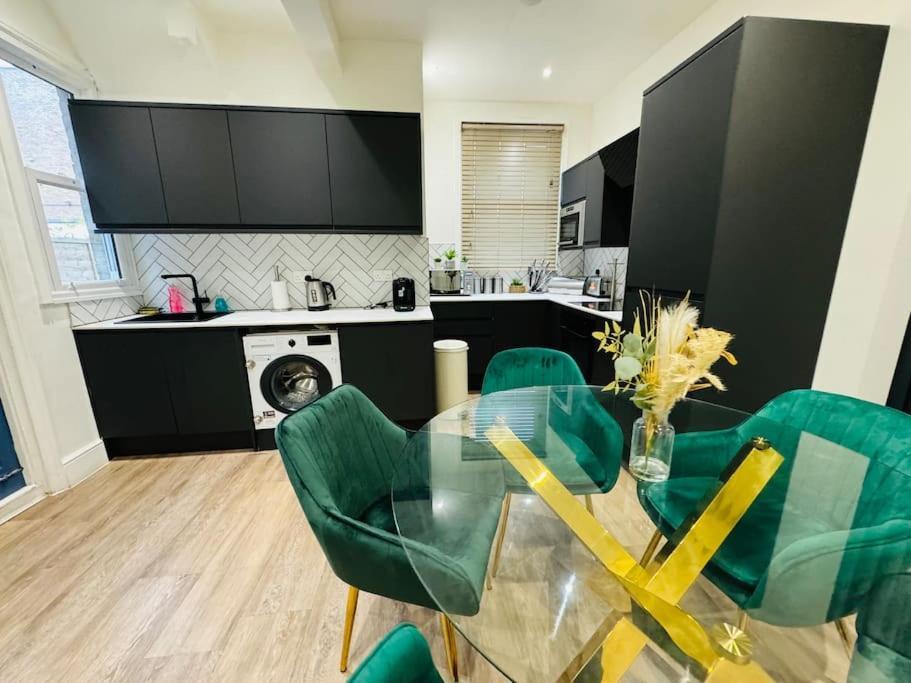 Apartment East London 2 Bed Garden Flat! 1 Min From Station! London