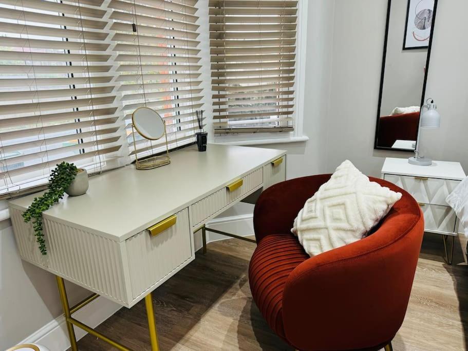 East London 2 Bed Garden Flat! 1 Min From Station! London