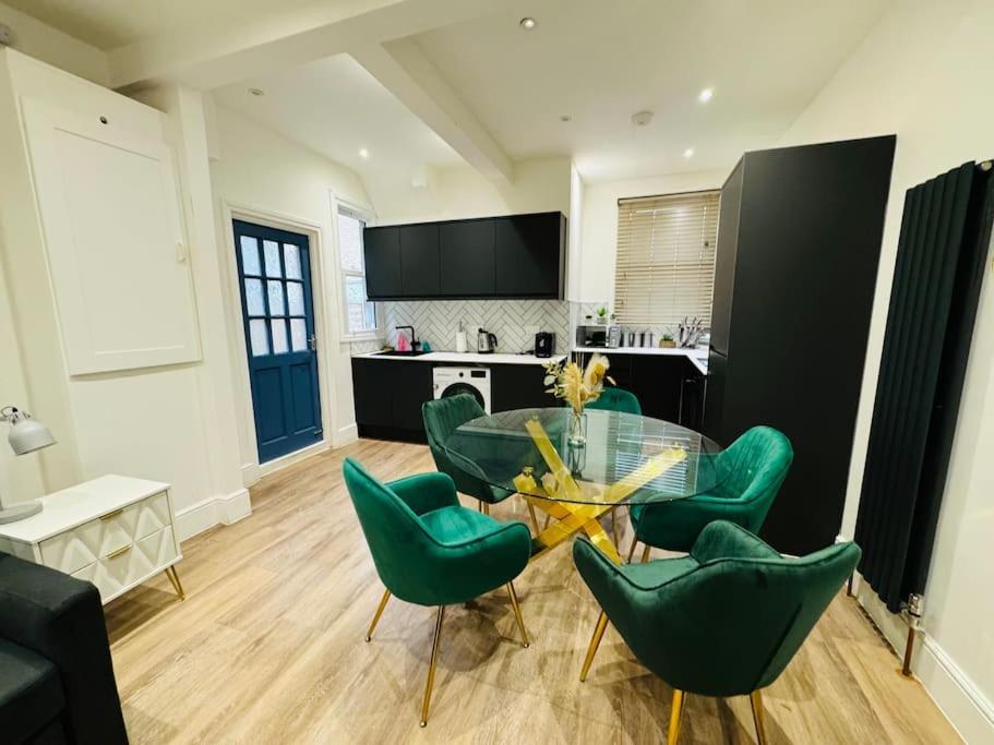 East London 2 Bed Garden Flat! 1 Min From Station!