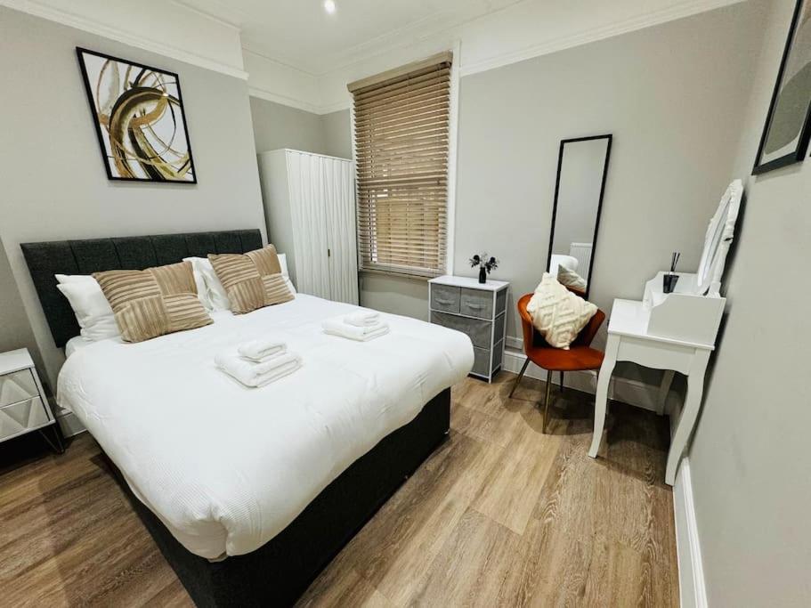 East London 2 Bed Garden Flat! 1 Min From Station! Apartment London