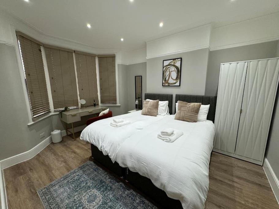 East London 2 Bed Garden Flat! 1 Min From Station!