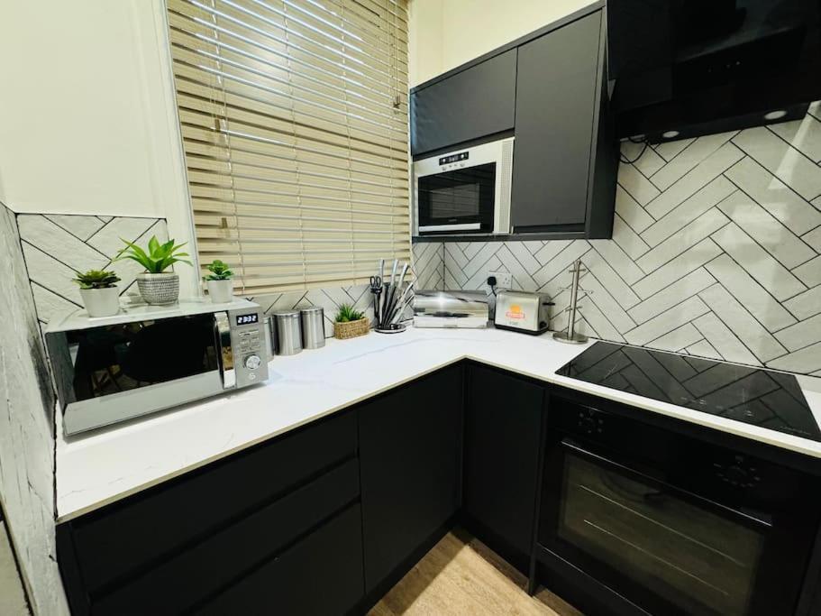 Apartment East London 2 Bed Garden Flat! 1 Min From Station!