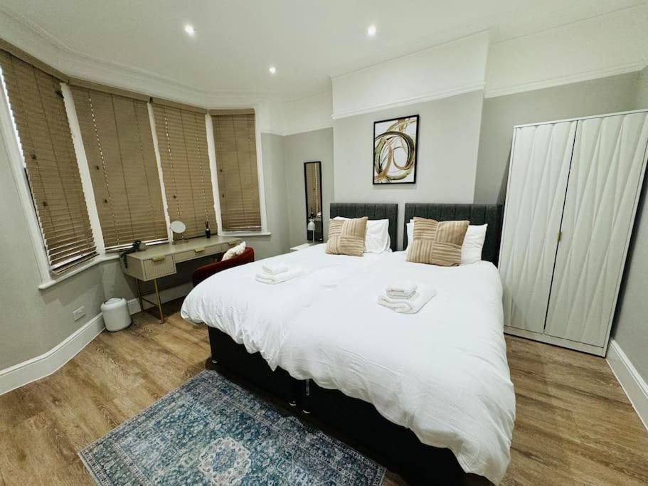 Apartment East London 2 Bed Garden Flat! 1 Min From Station! *