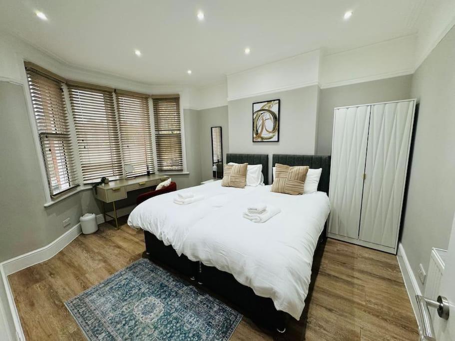 East London 2 Bed Garden Flat! 1 Min From Station! *