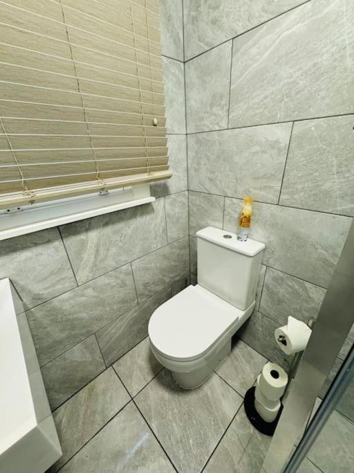 East London 2 Bed Garden Flat! 1 Min From Station! Apartment