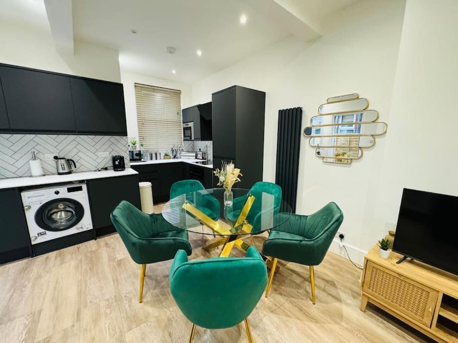 East London 2 Bed Garden Flat! 1 Min From Station! Apartment